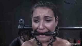 Bondage des seins et bâillonnement de la bouche pour Charley Chase |BDSM|