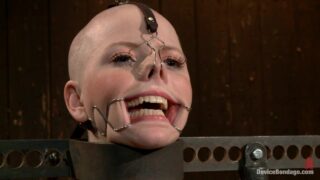 Rasage humiliant de la tête de la jolie esclave blonde Alana Pi