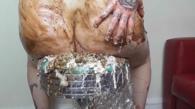 CÔNES DE CRÈME GLACÉE ÉCRASANTS EN TALONS ET GROS GÂTEAU DE CUL ASSIS